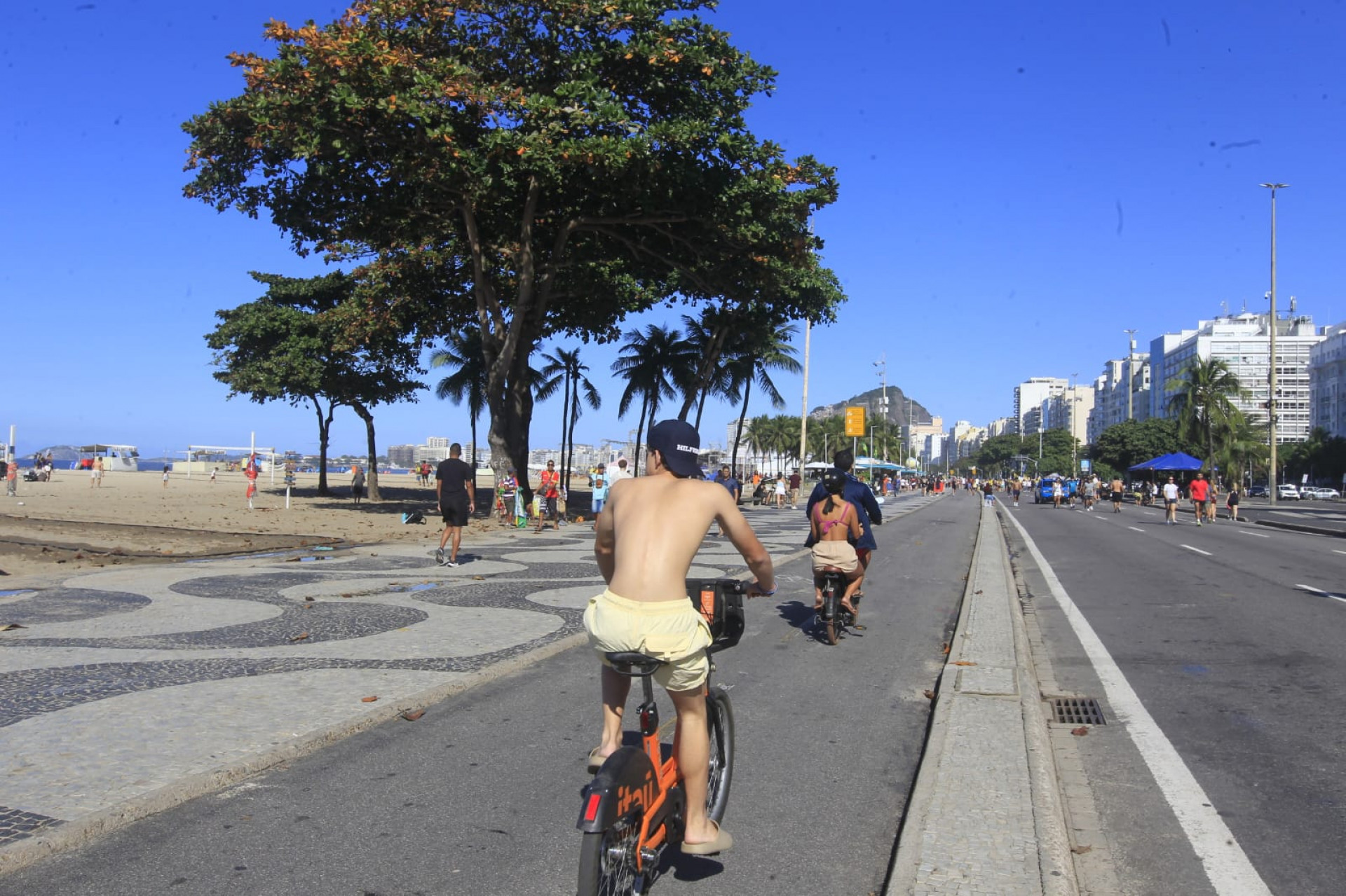 Cariocas e turistas aproveitam o domingo (26) ensolarado na praia de Copacabana - Reginaldo Pimenta / Agência O DIA
