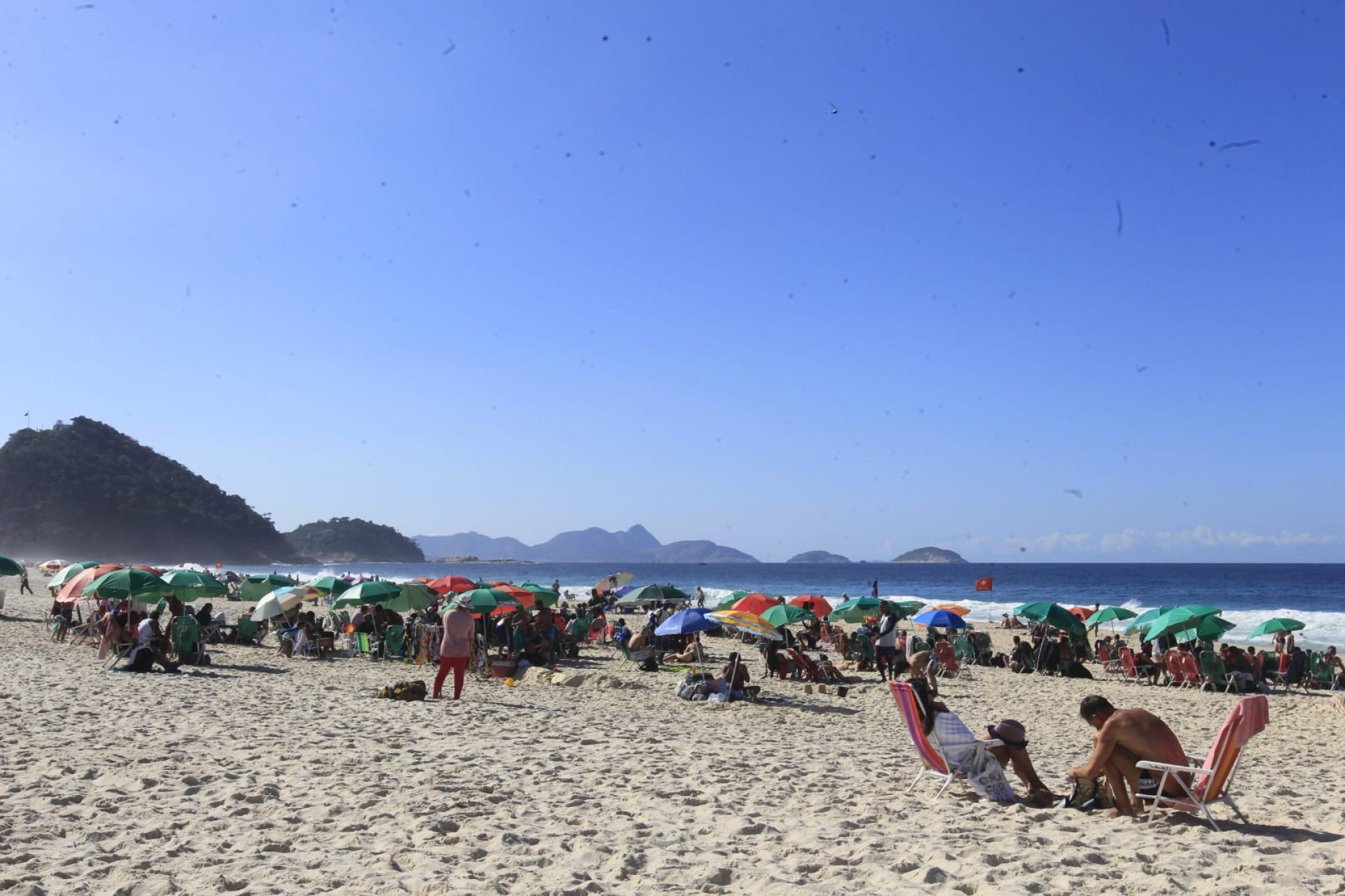 Cariocas e turistas aproveitam o domingo (26) ensolarado na praia de Copacabana - Reginaldo Pimenta / Agência O DIA