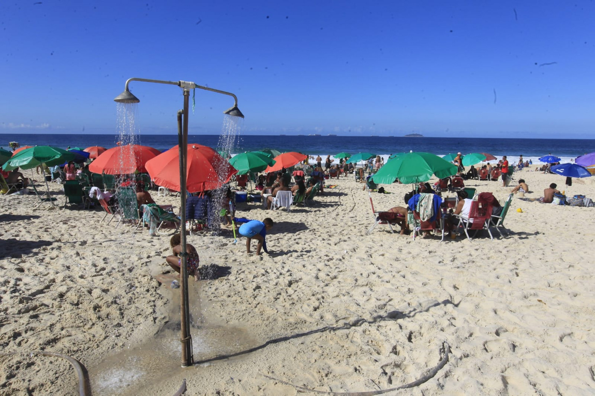 Cariocas e turistas aproveitam o domingo (26) ensolarado na praia de Copacabana - Reginaldo Pimenta / Agência O DIA