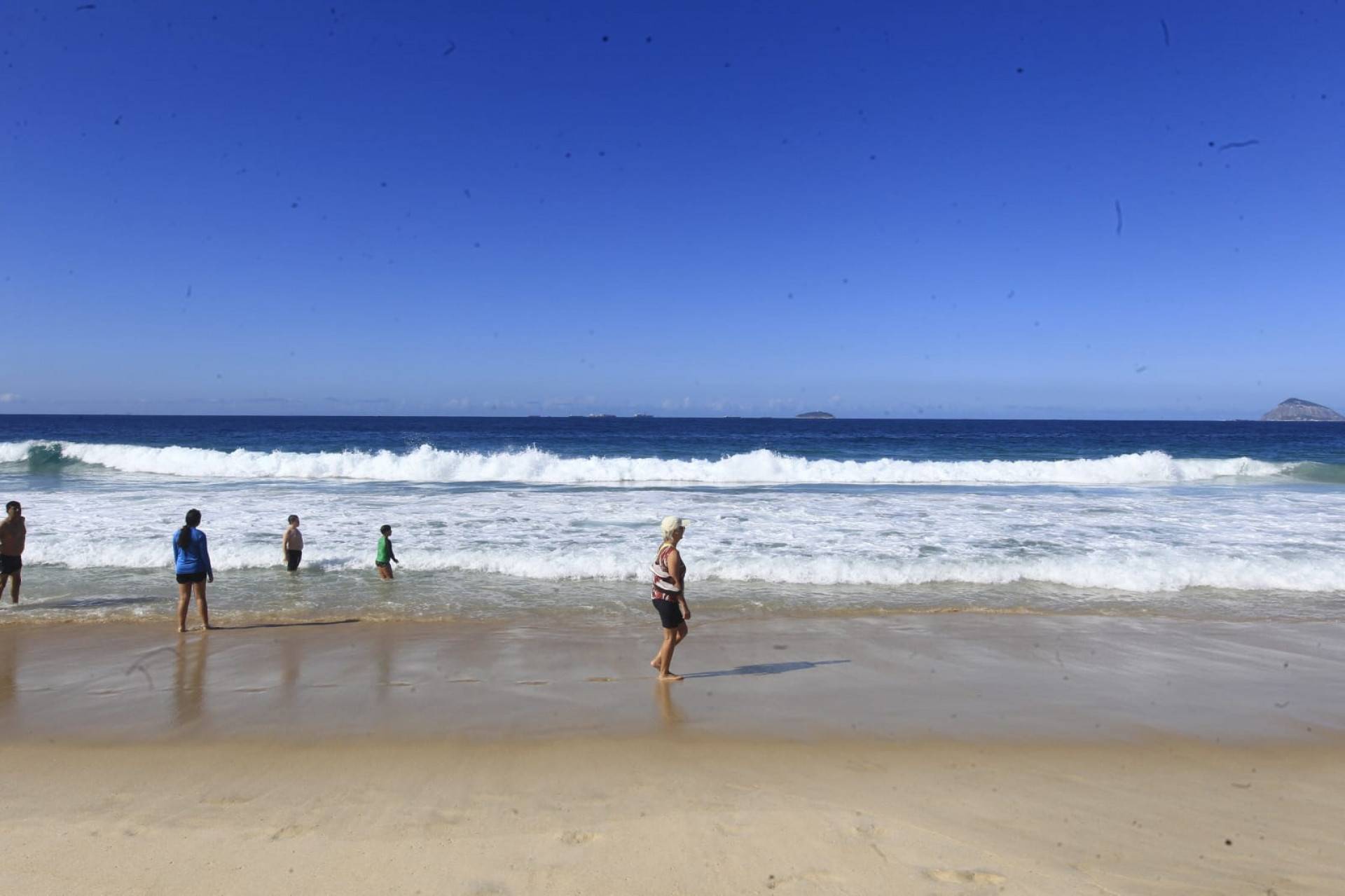 Cariocas e turistas aproveitam o domingo (26) ensolarado na praia de Copacabana - Reginaldo Pimenta / Agência O DIA