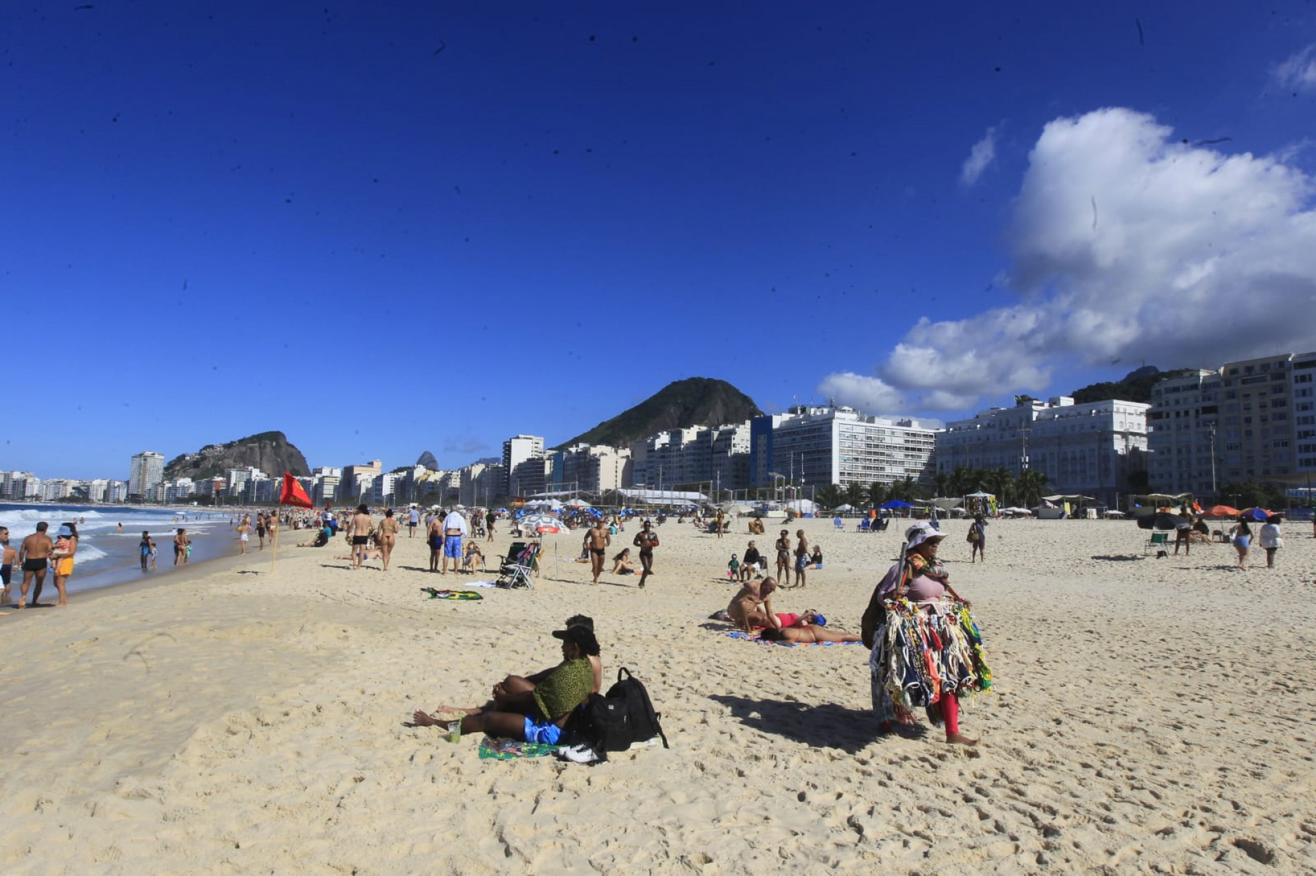 Cariocas e turistas aproveitam o domingo (26) ensolarado na praia de Copacabana - Reginaldo Pimenta / Agência O DIA