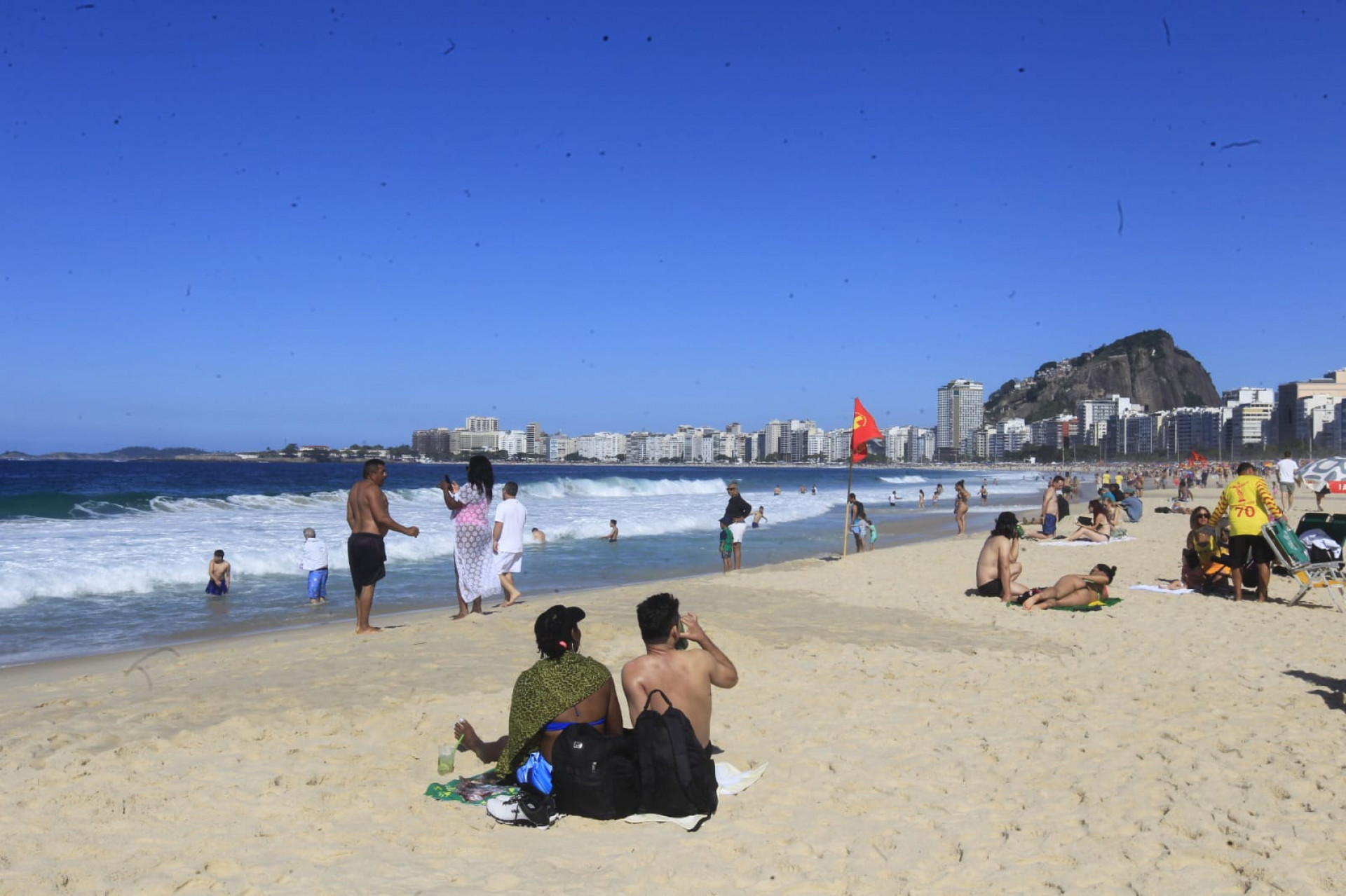 Cariocas e turistas aproveitam o domingo (26) ensolarado na praia de Copacabana - Reginaldo Pimenta / Agência O DIA