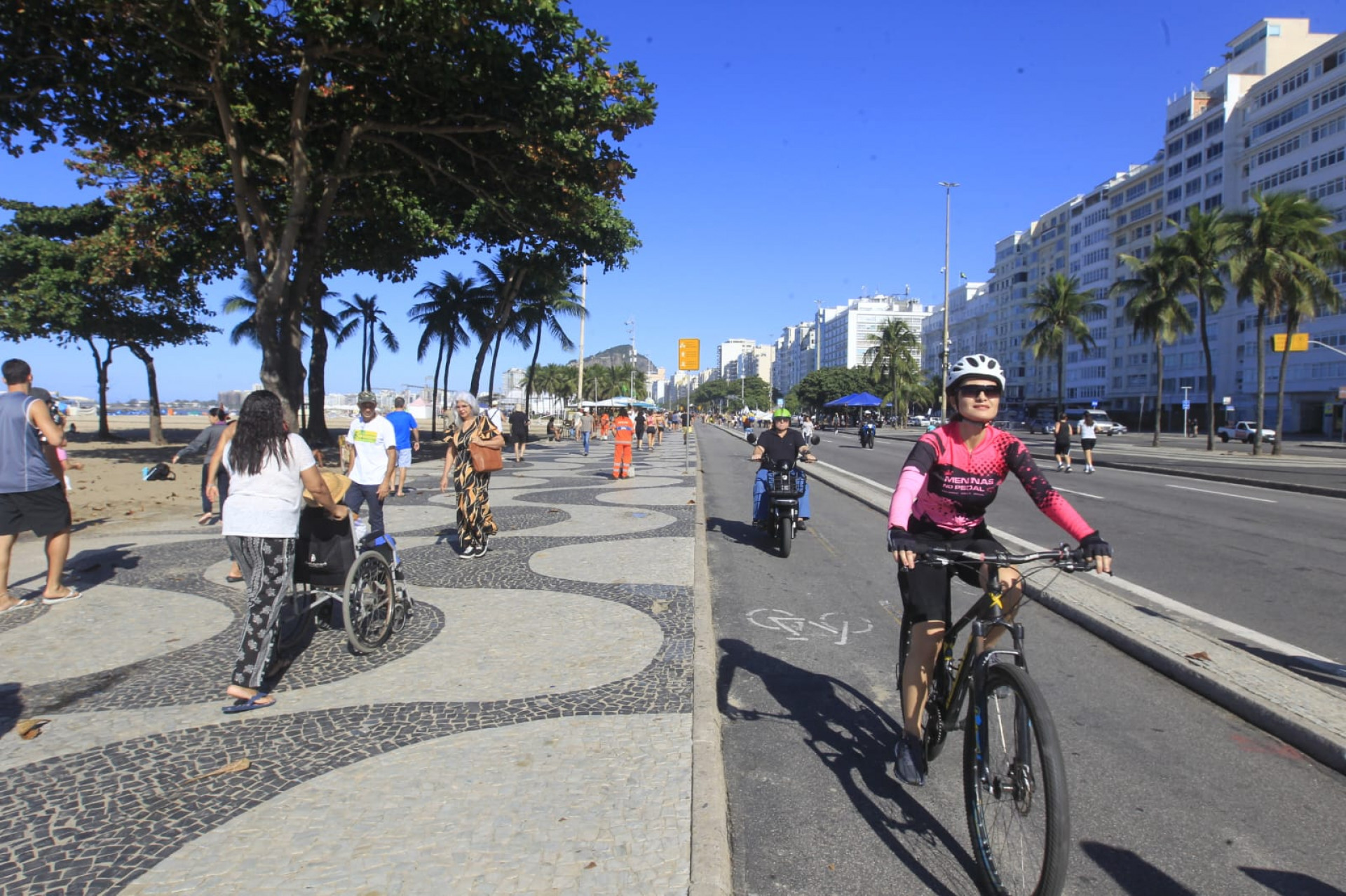 Cariocas e turistas aproveitam o domingo (26) ensolarado na praia de Copacabana - Reginaldo Pimenta / Agência O DIA