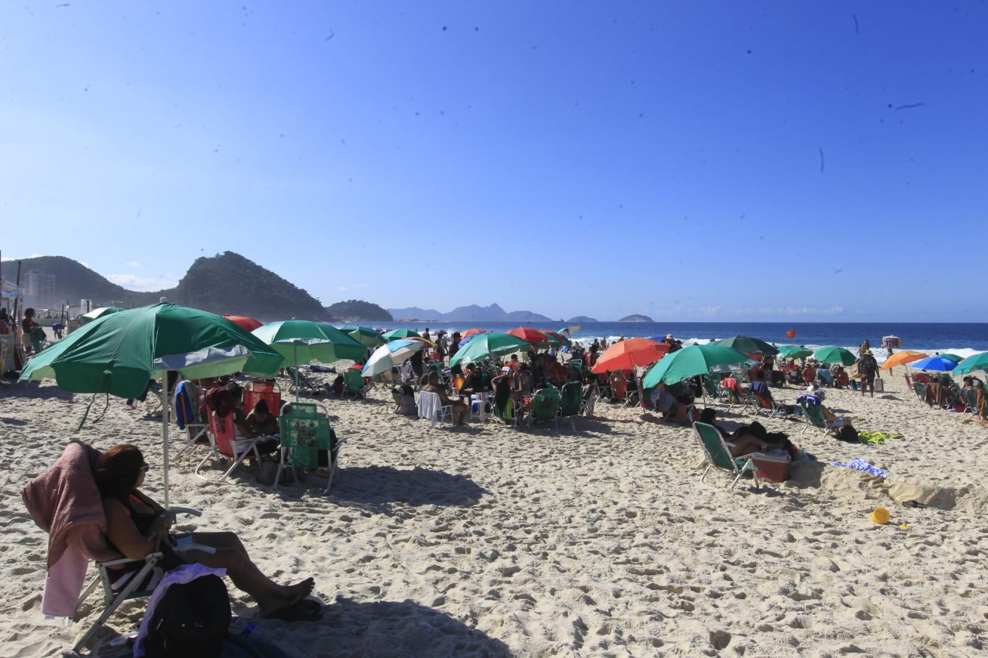 Cariocas e turistas aproveitam o domingo (26) ensolarado na praia de Copacabana - Reginaldo Pimenta / Agência O DIA