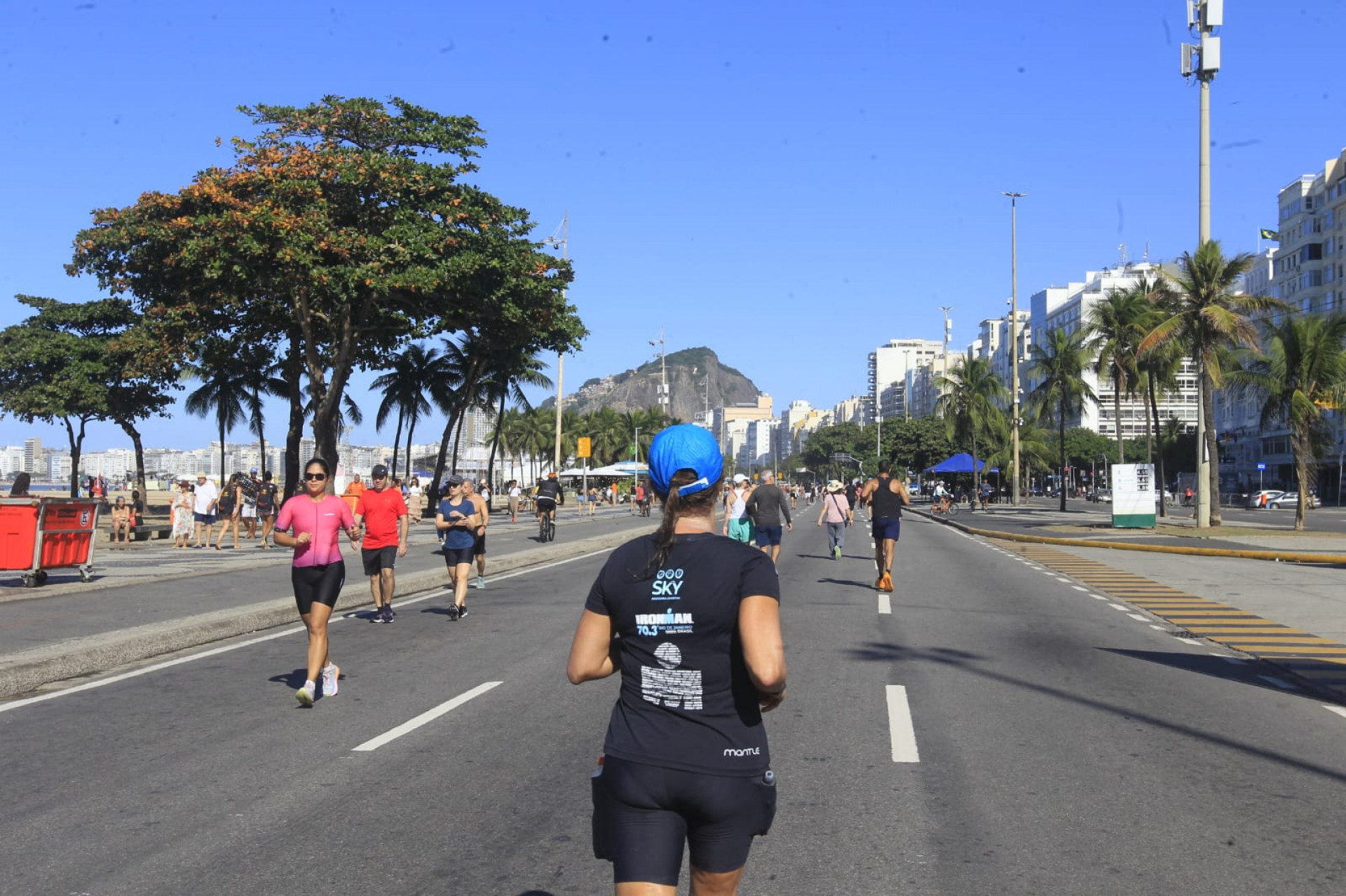 Cariocas e turistas aproveitam o domingo (26) ensolarado na praia de Copacabana - Reginaldo Pimenta / Agência O DIA