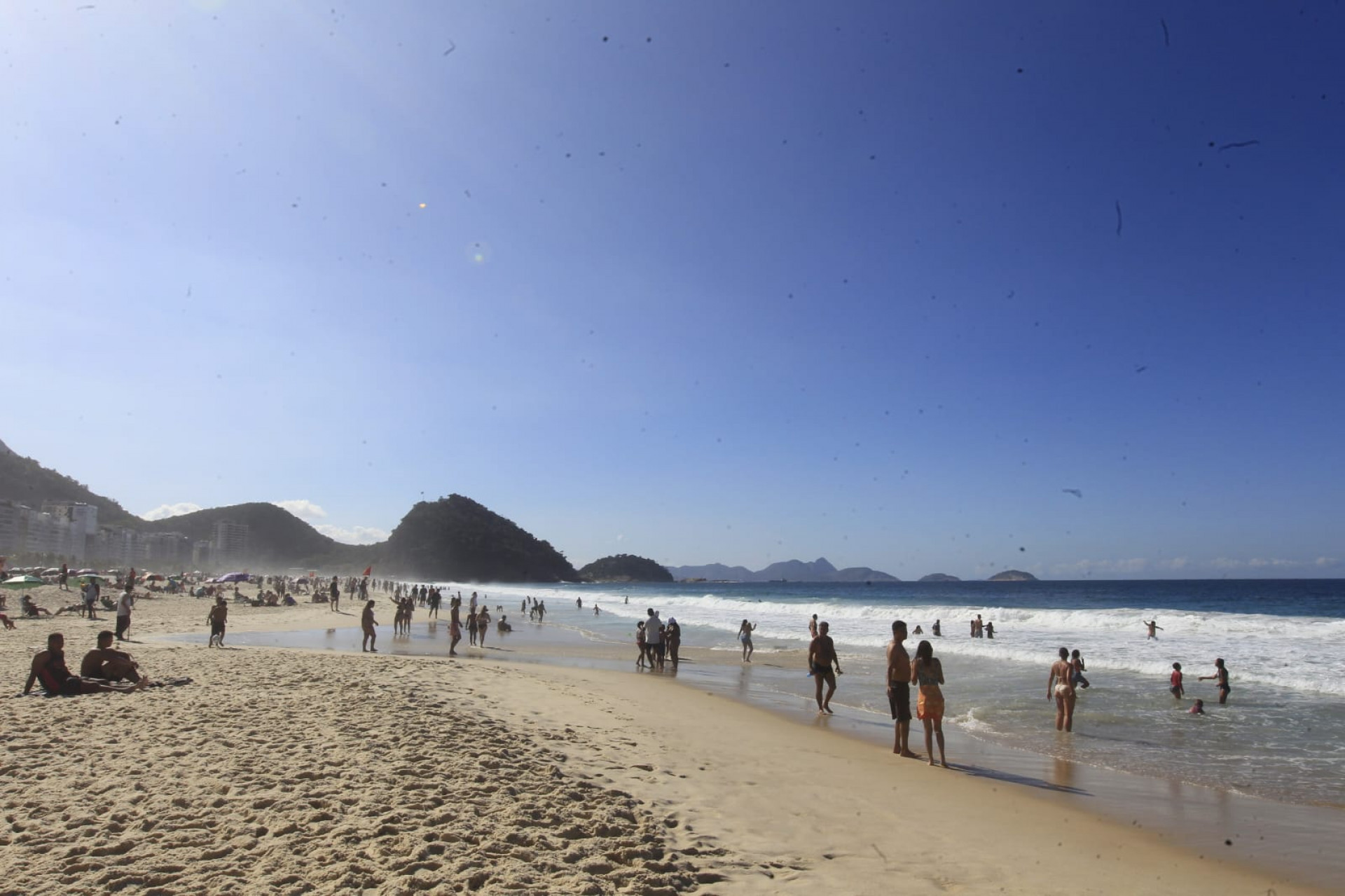 Cariocas e turistas aproveitam o domingo (26) ensolarado na praia de Copacabana - Reginaldo Pimenta / Agência O DIA
