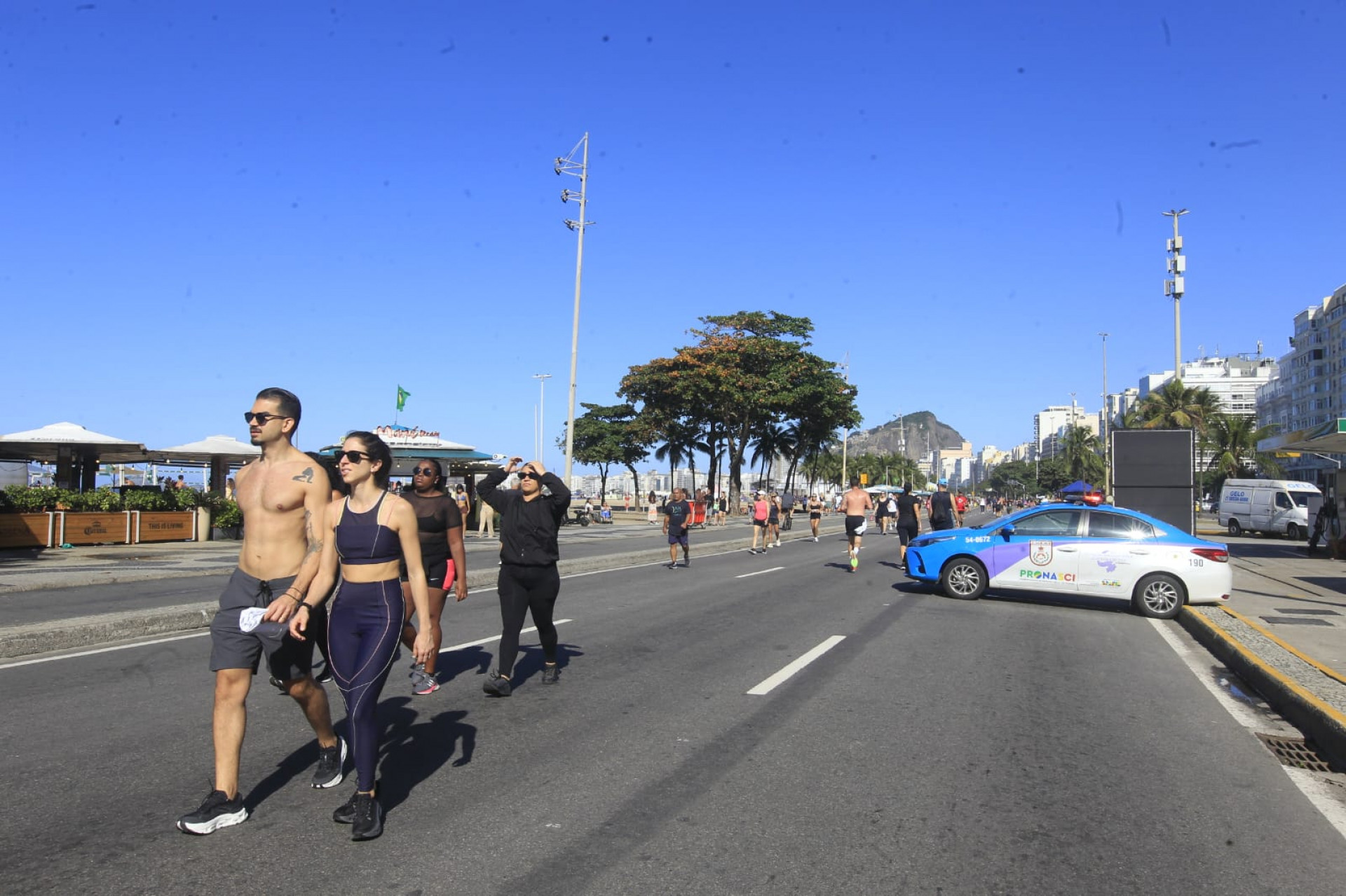 Cariocas e turistas aproveitam o domingo (26) ensolarado na praia de Copacabana - Reginaldo Pimenta / Agência O DIA