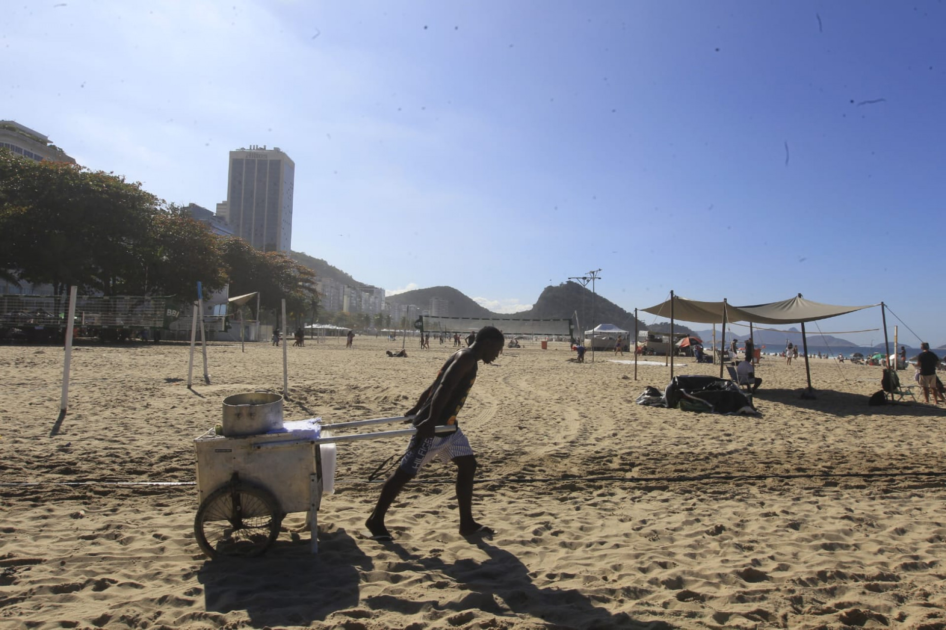 Cariocas e turistas aproveitam o domingo (26) ensolarado na praia de Copacabana - Reginaldo Pimenta / Agência O DIA