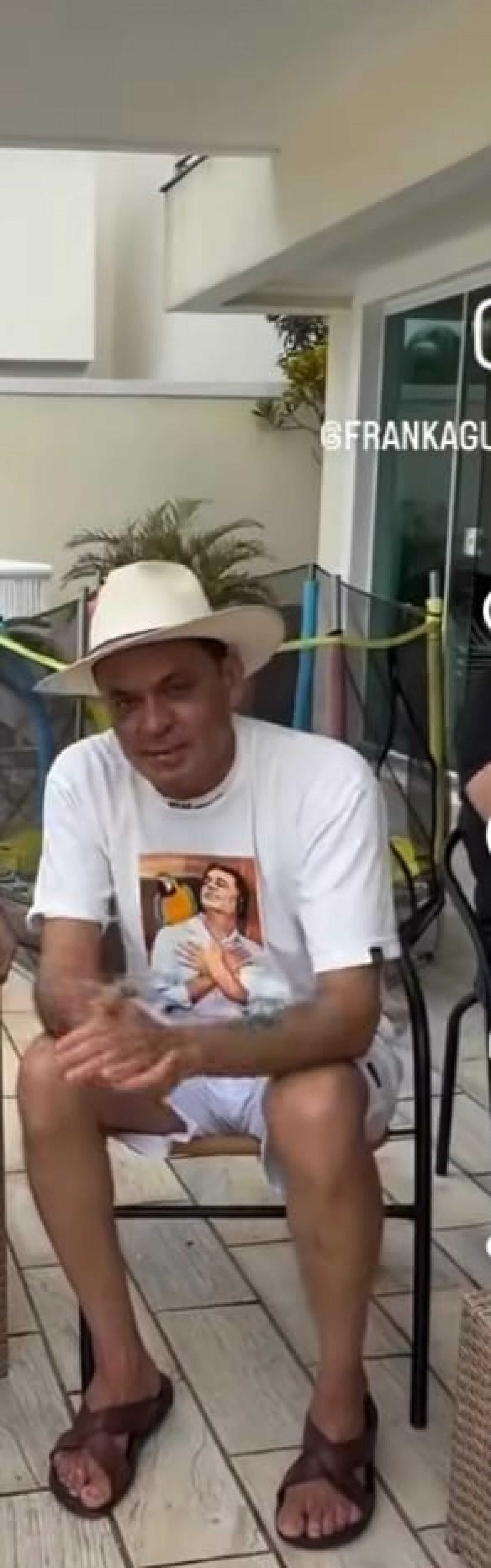 Frank Aguiar curte Mangaratiba antes de se apresentar na noite deste domingo - Divulga&ccedil;&atilde;o/ reprodu&ccedil;&atilde;o rede oficial do cantor