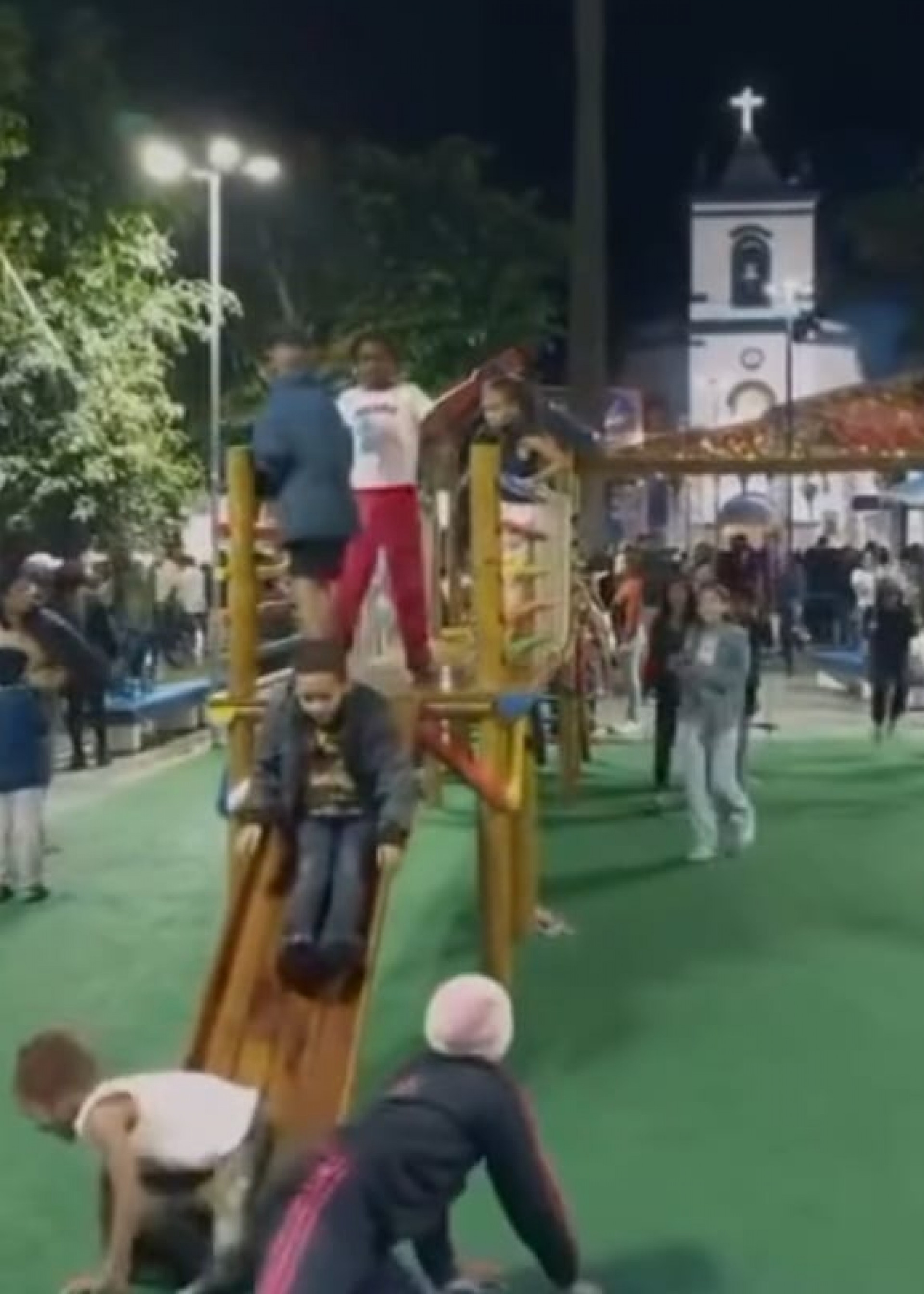 Espaço kids foi montado na praça da igreja no centro da cidade
