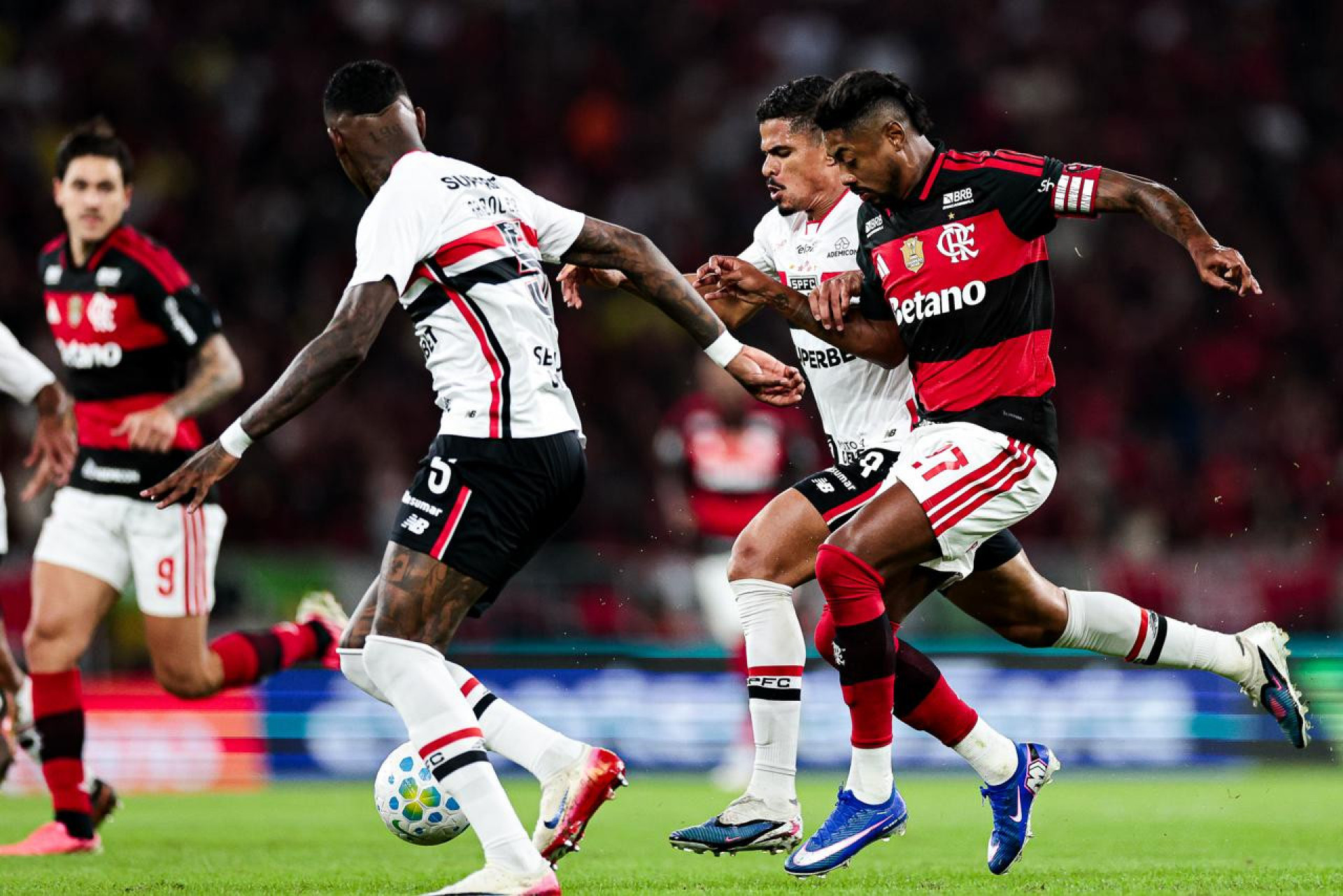 Lance do jogo entre Flamengo e São Paulo - Gilvan de Souza / Flamengo