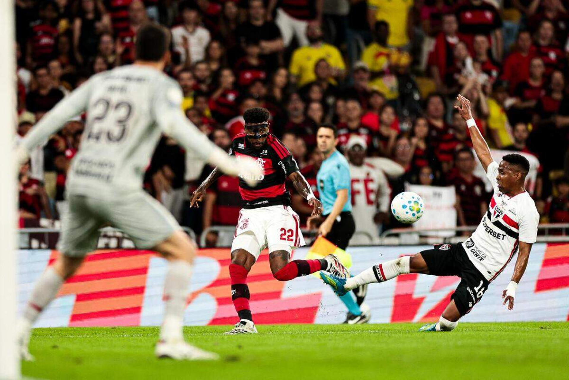 Flamengo fica no empate com o S&atilde;o Paulo e perde chance de encostar no Palmeiras