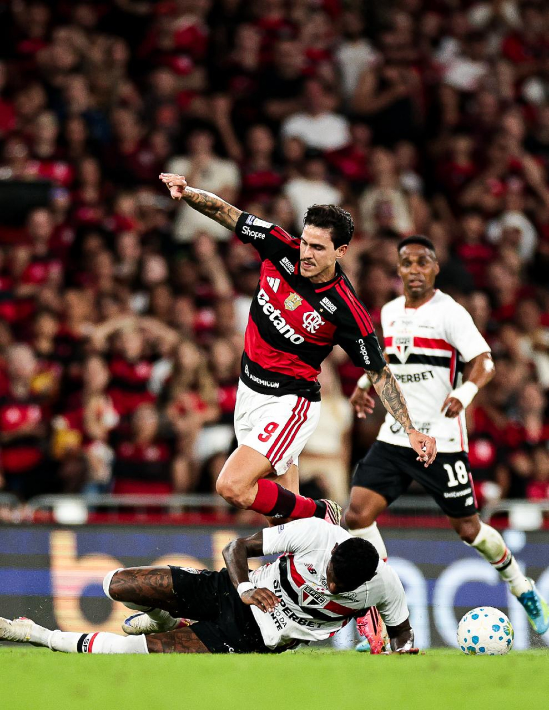 Bem marcado durante toda a partida, Pedro não conseguiu evitar o empate do Flamengo no Maracanã - Gilvan de Souza/ Flamengo