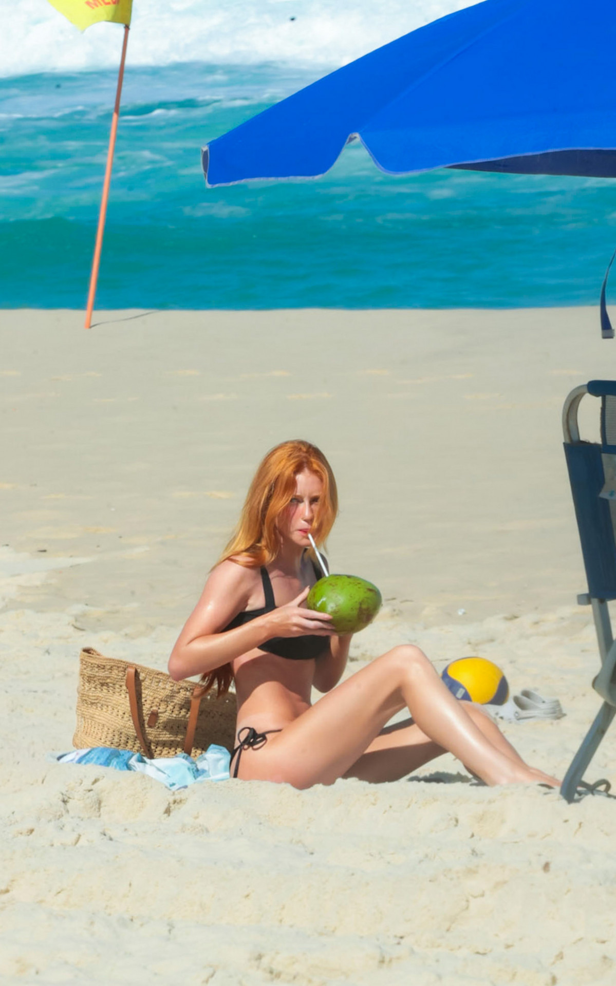 Mariana Ruy Barbosa na praia da Reserva no Rio