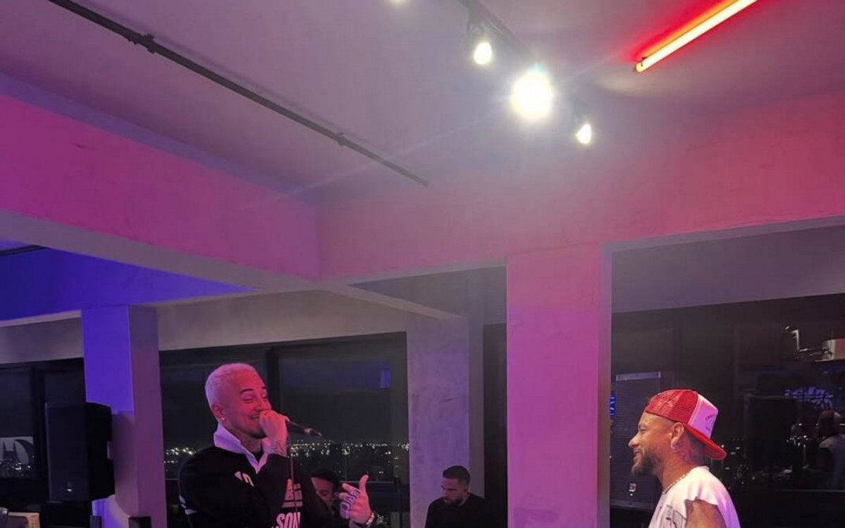 Veigh realiza show particular para Neymar ap&oacute;s aus&ecirc;ncia em reapresenta&ccedil;&atilde;o; veja