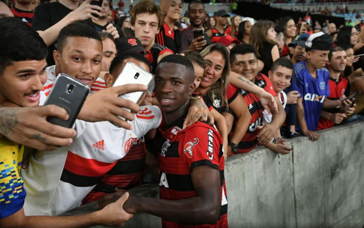 Vini Jr em despedida da torcida do Flamengo no Maracanã