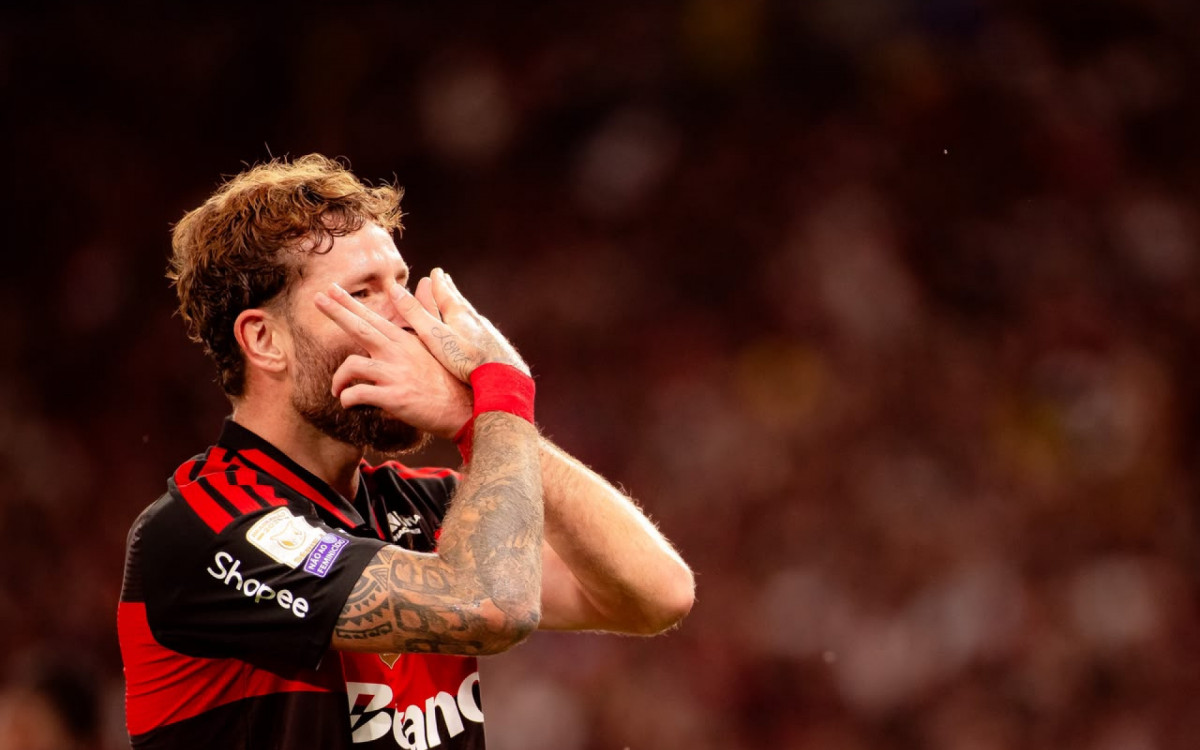 Léo Pereira comemora gol pelo Flamengo contra o São Paulo, neste domingo (26)