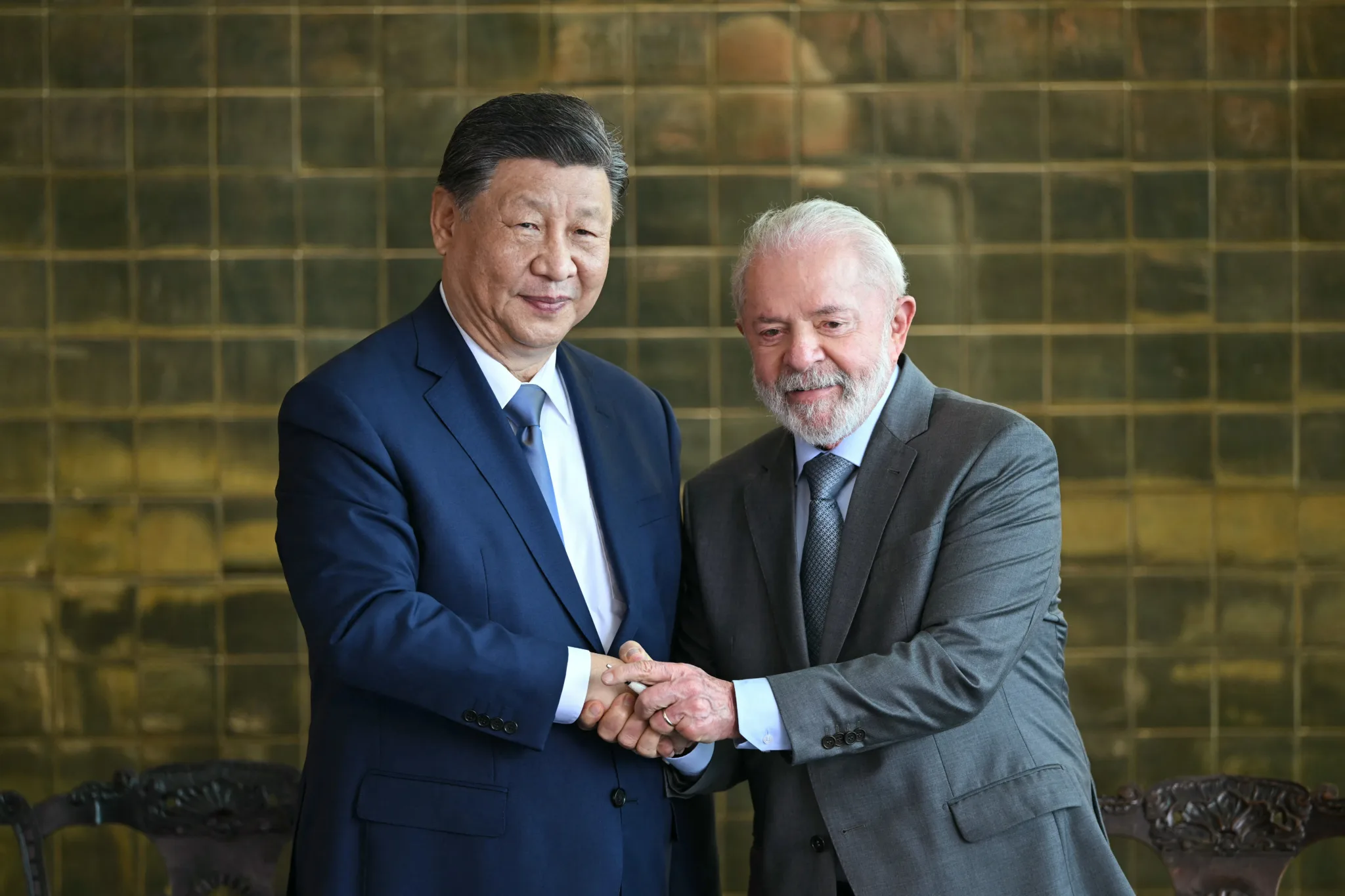 Xi manifesta apoio a Lula contra interferência externa