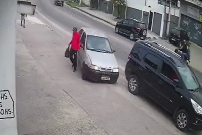 Vídeo: Carro perde o controle e quase atropela homem em Guaratiba