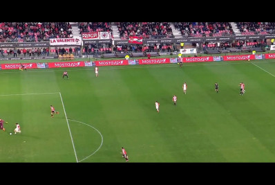 Criticado na Copa, Muslera leva gol bizarro em vacilo com zagueiro