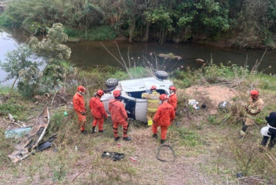 Dois corpos são encontrados após carro cair em ribanceira em Barra Mansa