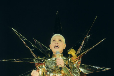 Xuxa Meneghel ironiza críticas por figurino de show: 'Voo da virilha'
