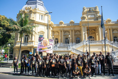 Sem salário há sete meses, profissionais do Empoderadas fazem protesto