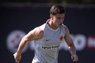 Atacante treina com o elenco profissional e pode reforçar o Vasco