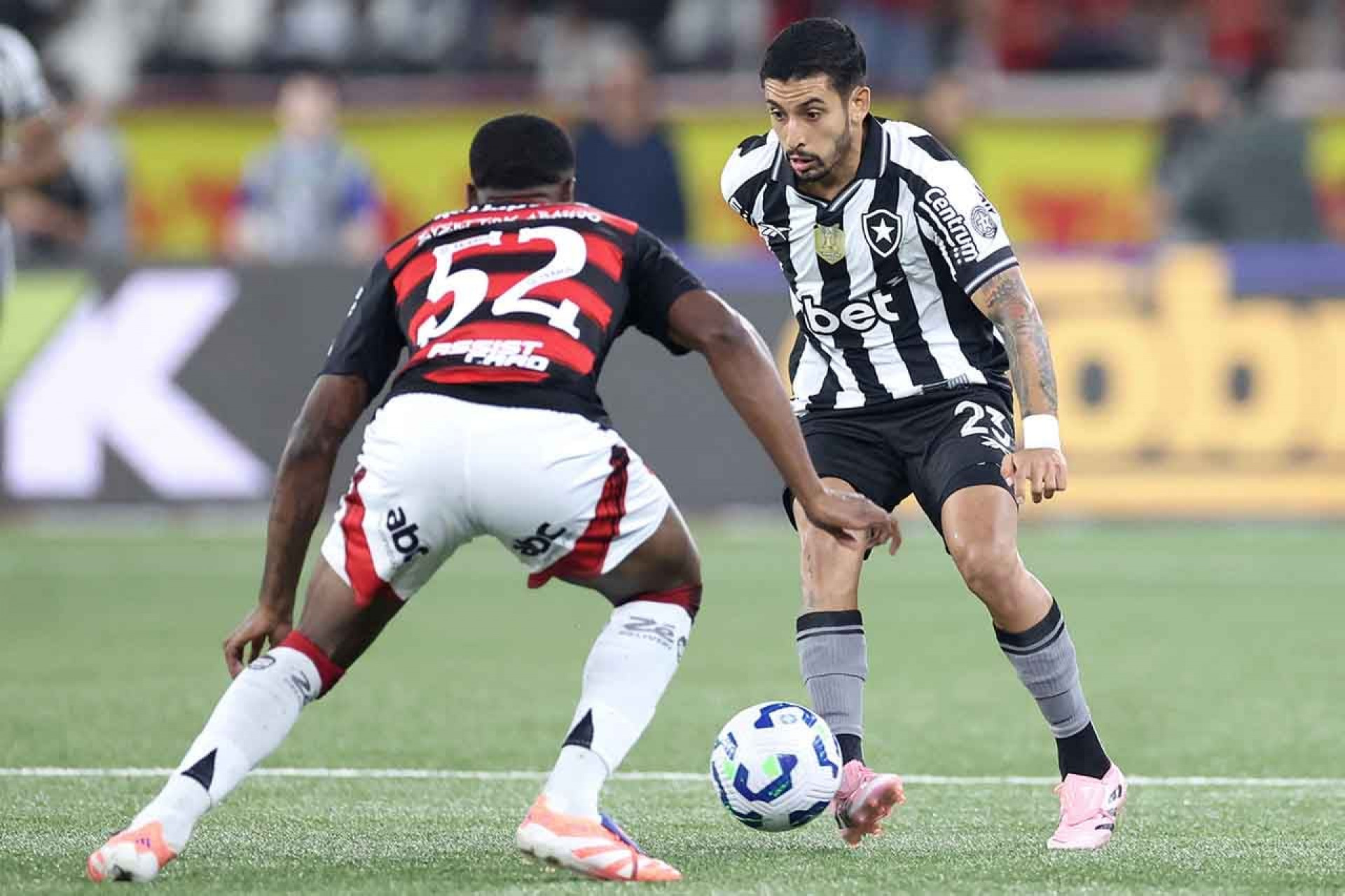 Em baixa no Botafogo, Santi recebe sondagens e ofertas de outros clubes