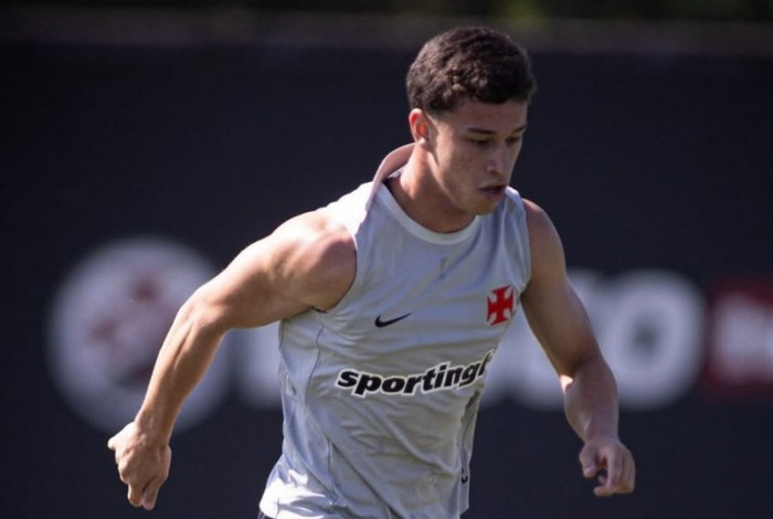Atacante treina com o elenco profissional e pode reforçar o Vasco