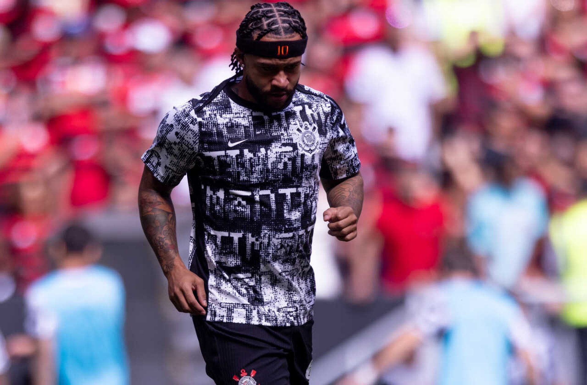 Depay aceita dois anos de contrato, mas Corinthians exige exames antes