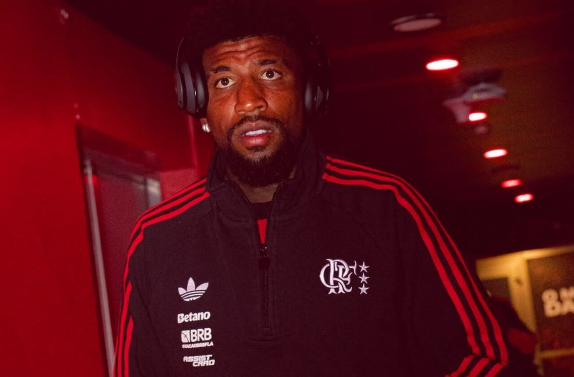 Emerson Royal rebate cr&iacute;ticas no Flamengo: “Sei do meu valor”