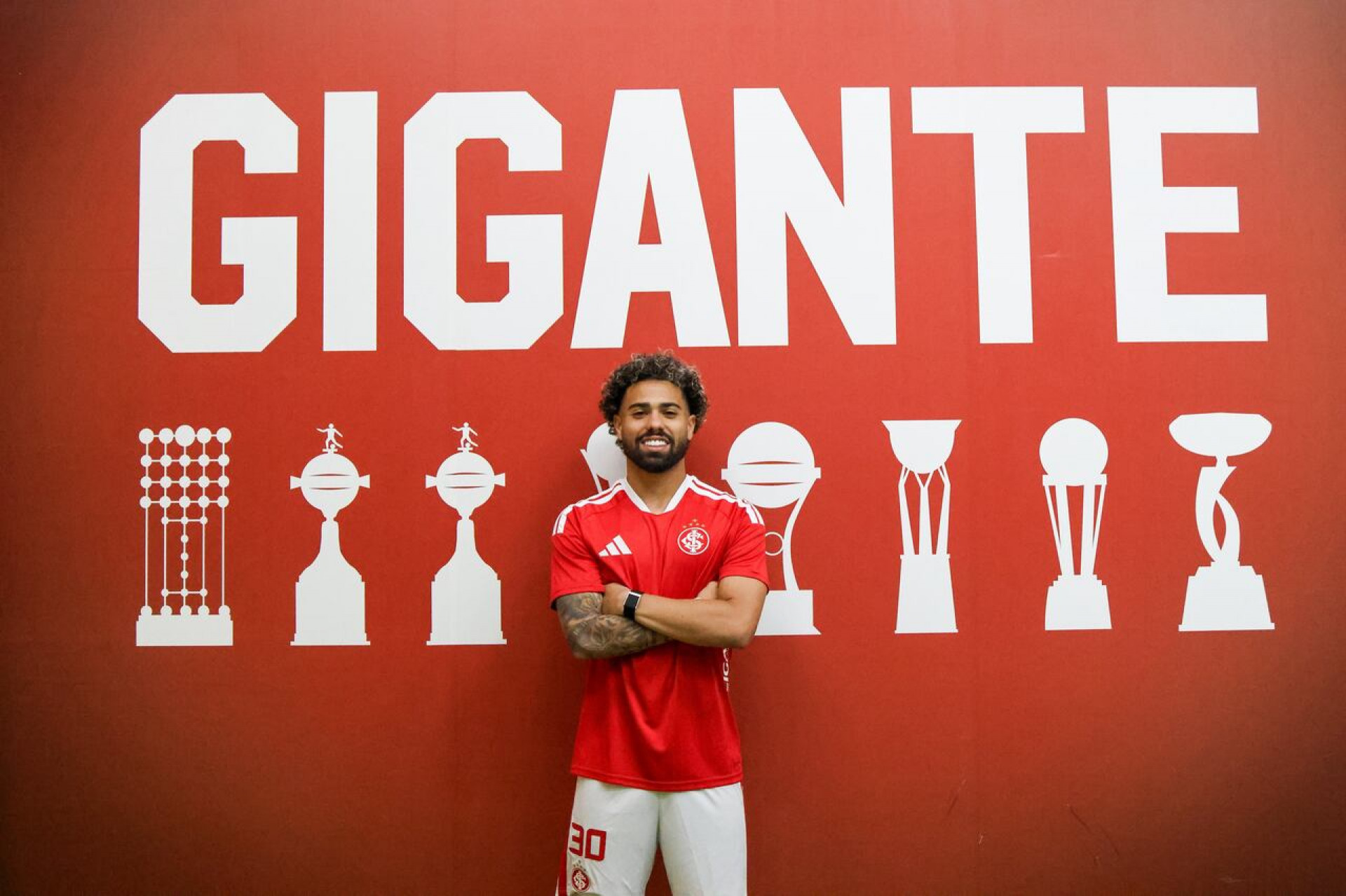 Calebe &eacute; apresentado e promete ajudar o Internacional a sair da crise