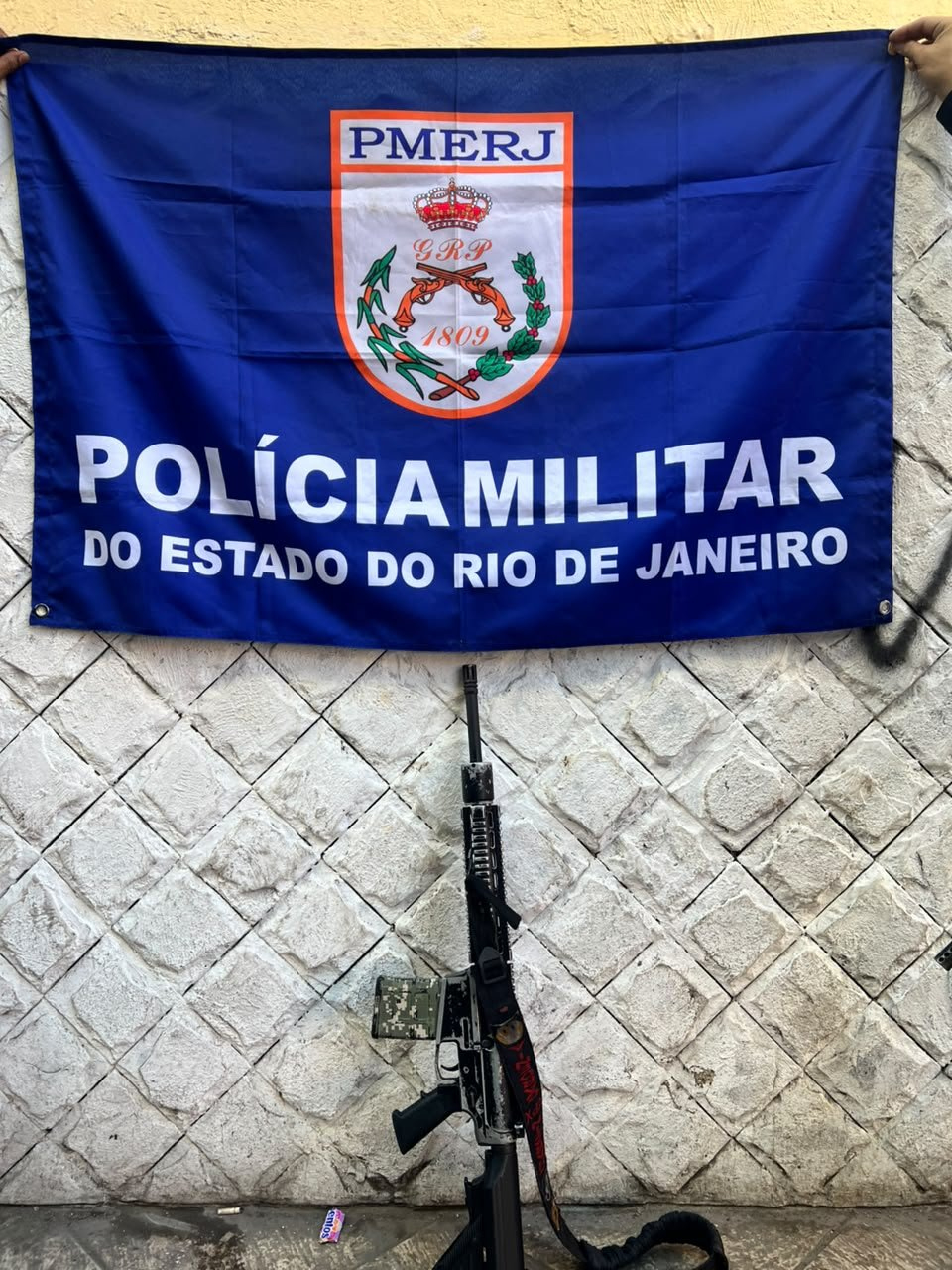 Polícia Militar prendeu gerente-geral do tráfico na Gardênia Azul e apreendeu fuzil - Reprodução / X
