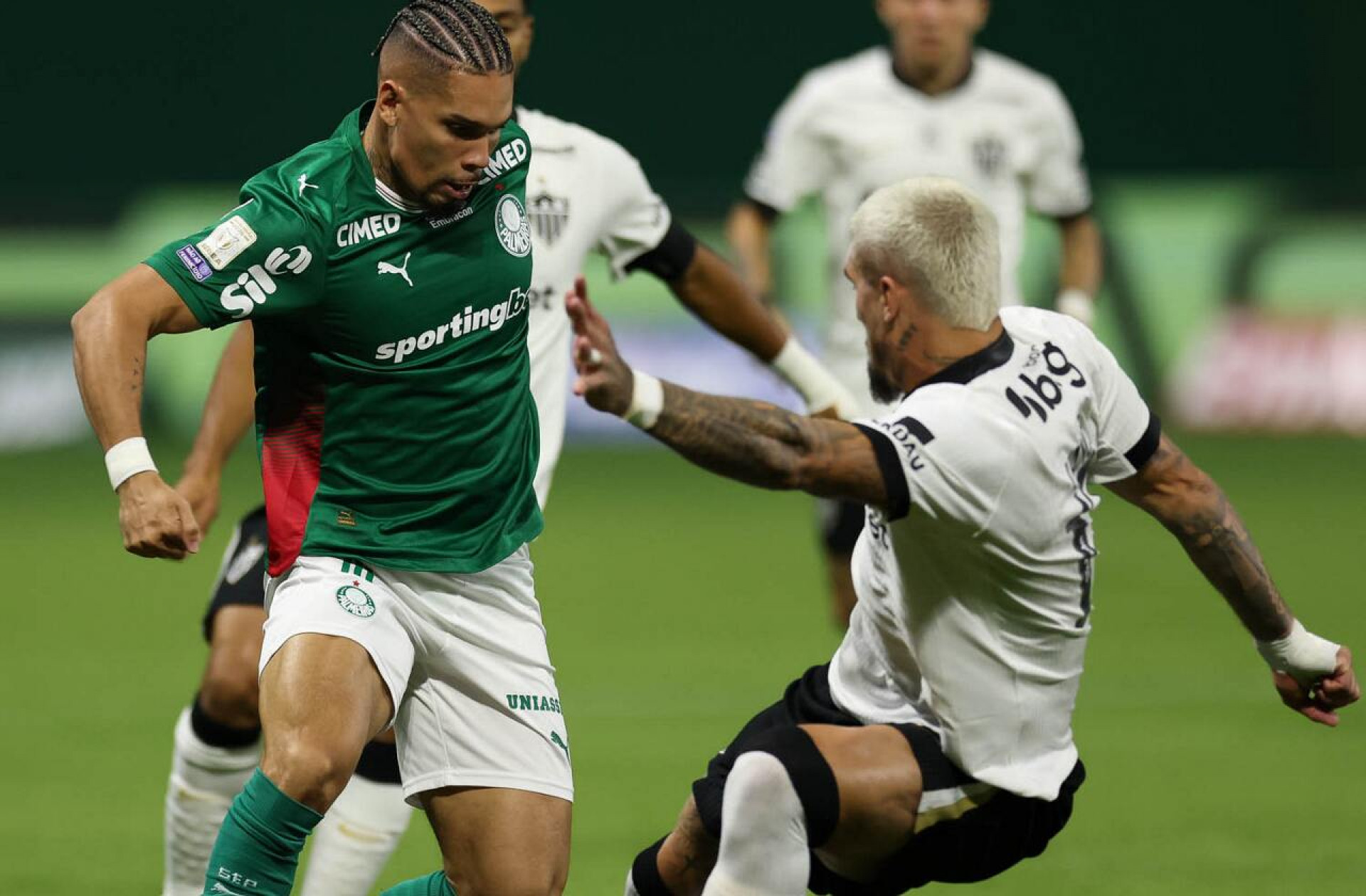 Ap&oacute;s 441 dias, Paulinho volta a ser titular e tem dias decisivos no Palmeiras
