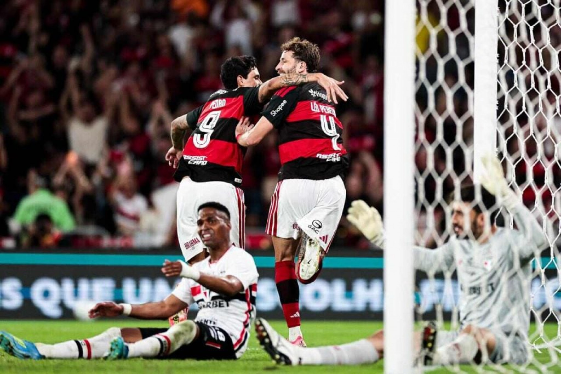 Flamengo recebe proposta de clube turco por L&eacute;o Pereira