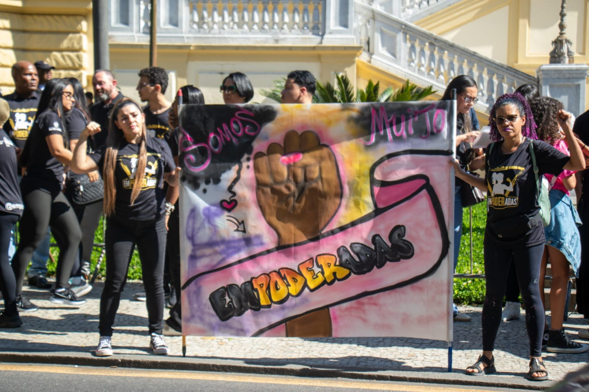 Profissionais do programa Empoderadas protestam ne frente do Palácio Guanabara após ficar sete meses sem salário - Érica Martin / Agência O DIA
