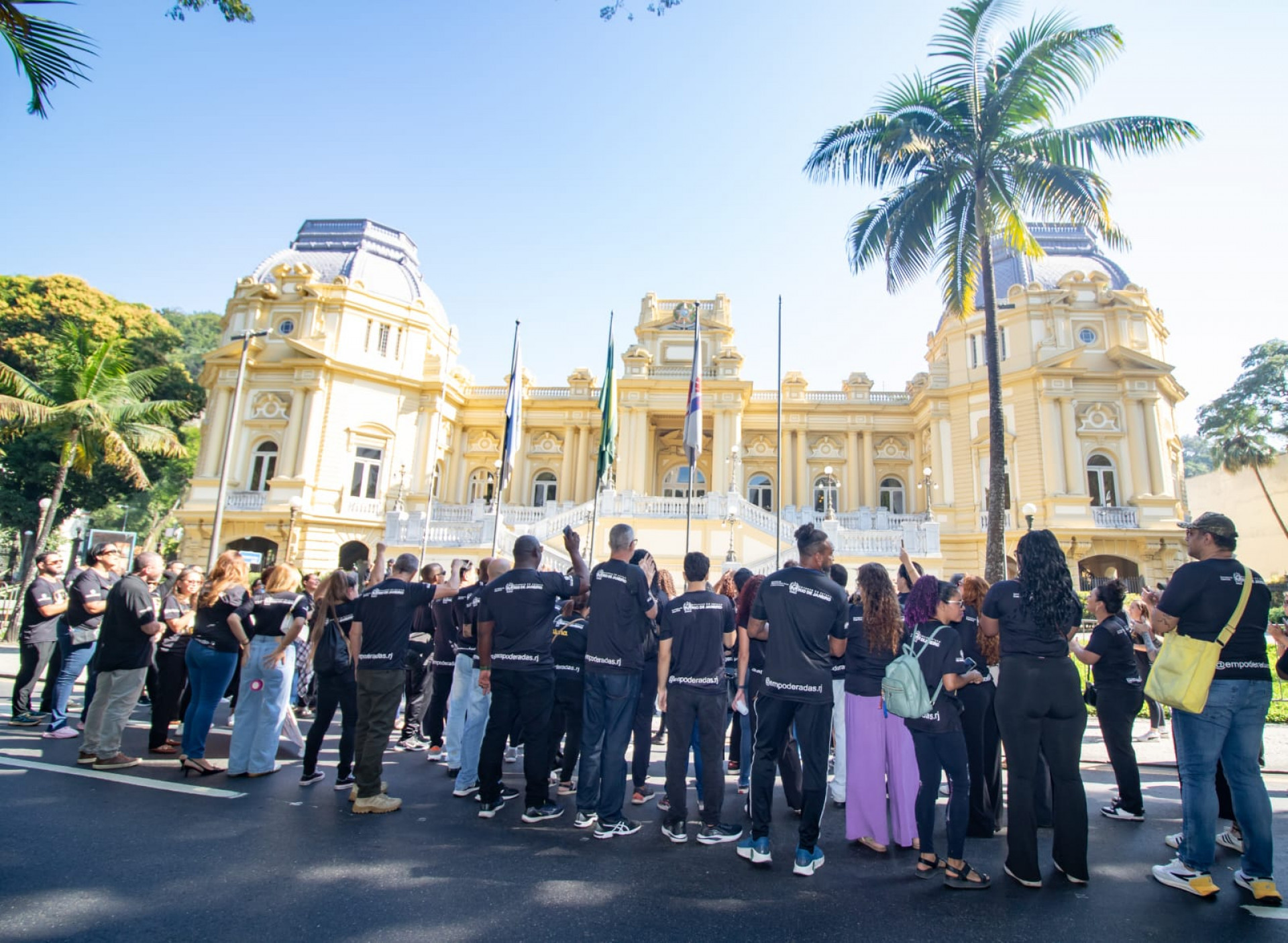 Profissionais do programa Empoderadas protestam ne frente do Palácio Guanabara após ficar sete meses sem salário - Érica Martin / Agência O DIA