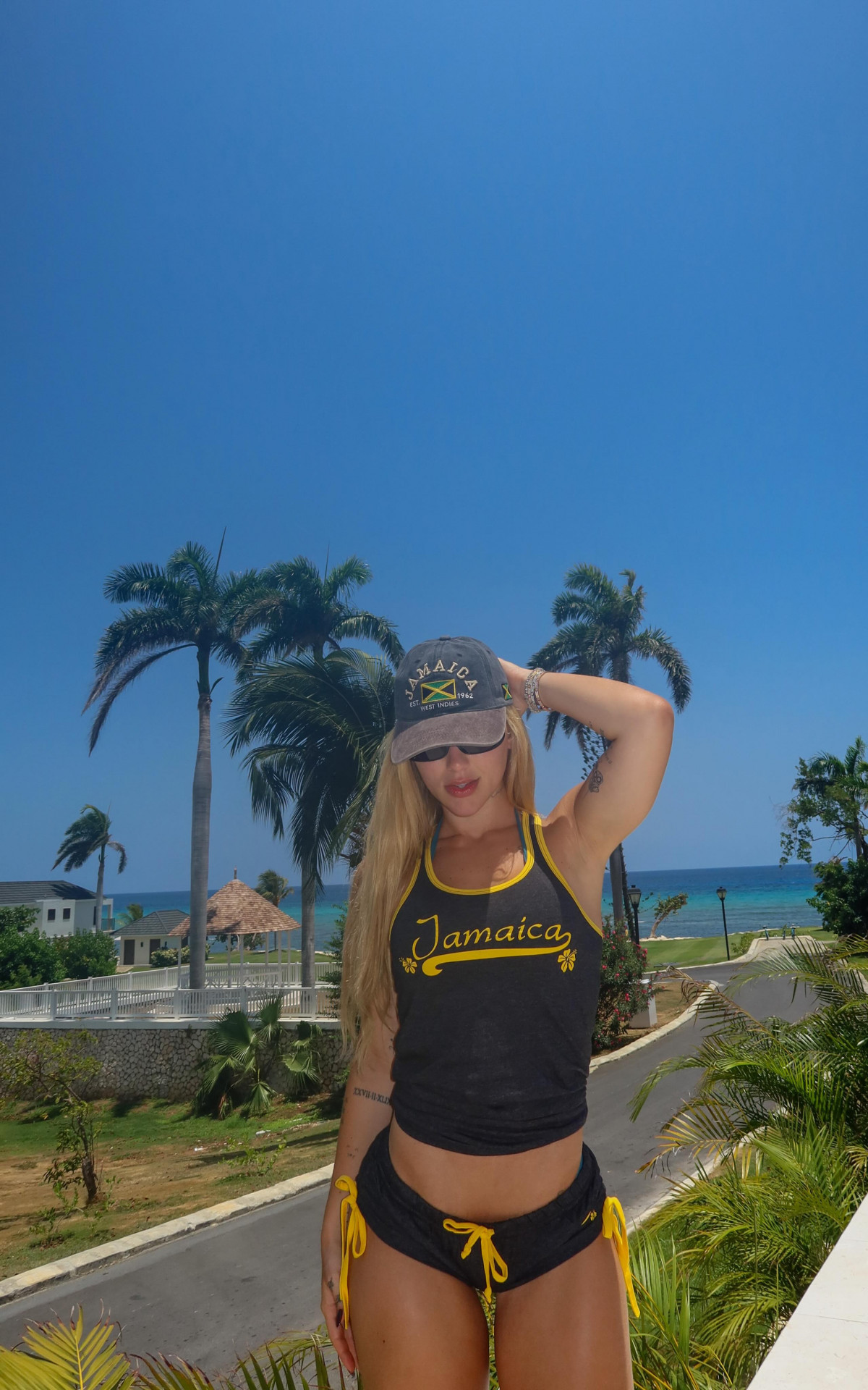 Virginia Fonseca exibe bumbum na nuca em cliques na Jamaica