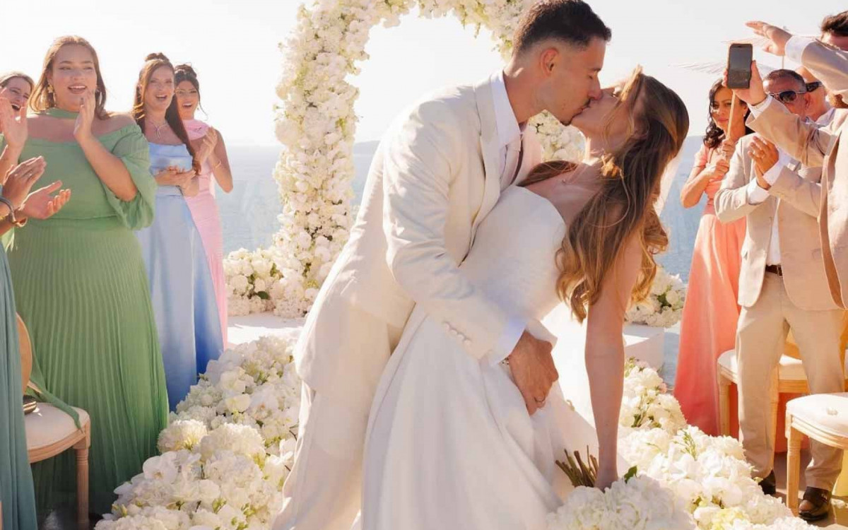 Gabriel Martinelli se casa com Isabella Rousso em cerim&ocirc;nia intimista na Gr&eacute;cia