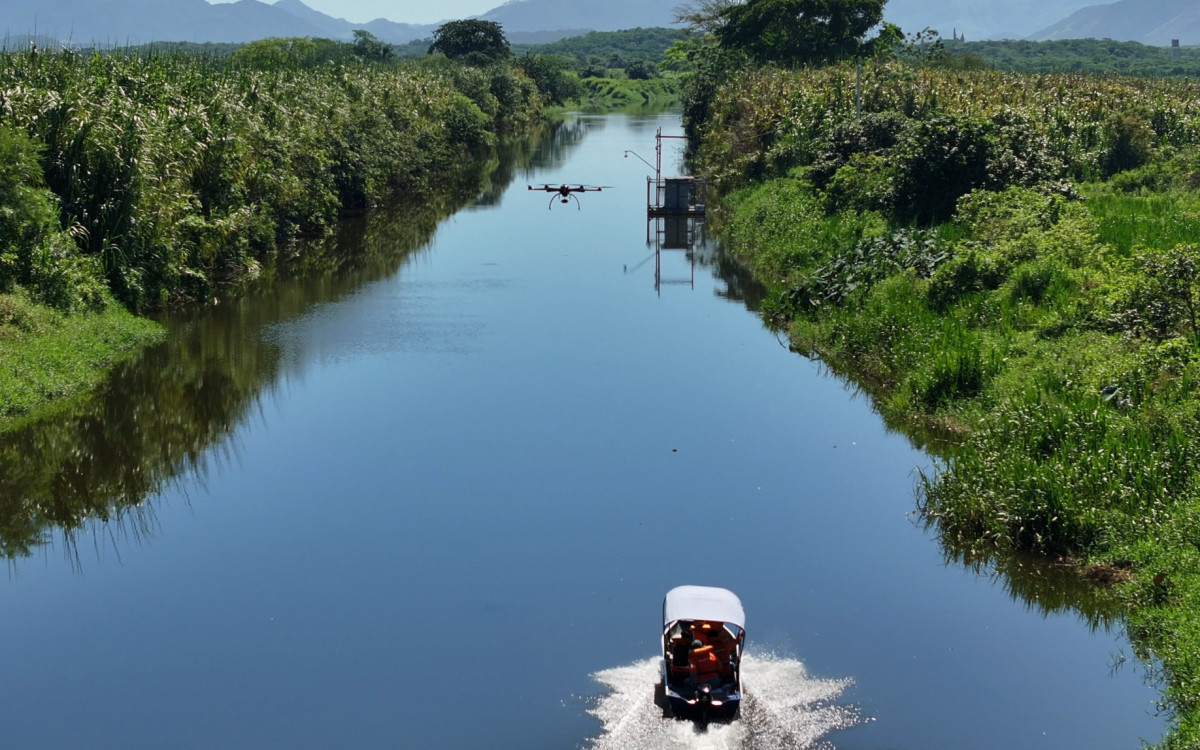Barcos-patrulha e drones fazem parte da estrutura do CMA da Cedae