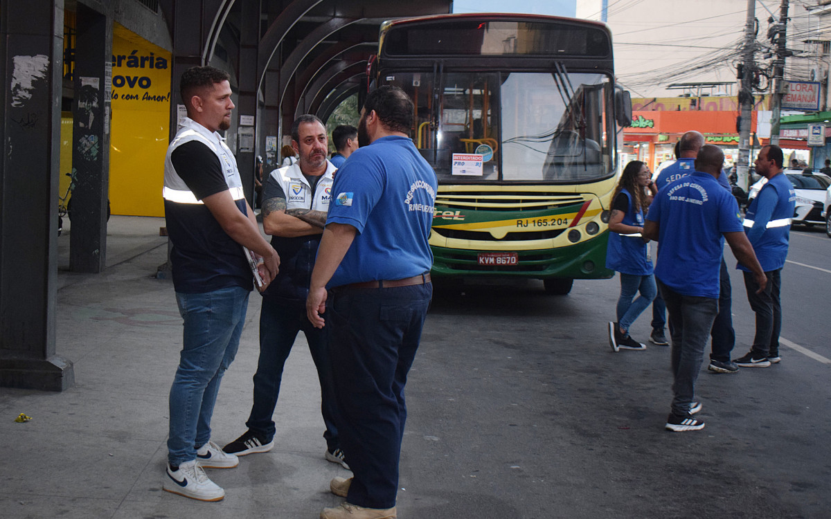 Procon Magé interdita quatro ônibus em Piabetá