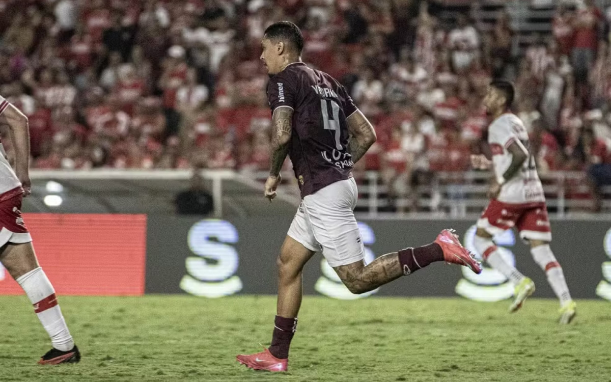 Vitor Mendes foi suspenso por 720 dias após receber R$ 70 mil para receber um cartão amarelo em jogo do Brasileirão de 2022