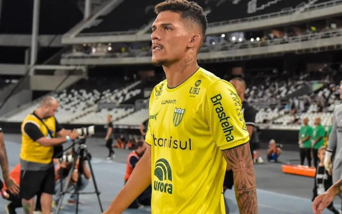 Gabriel Tota foi banido do futebol por manipulação e aliciamento. Em 2025, o STJD voltou atrás na própria decisão e liberou o jogador para voltar a praticar o esporte profissionalmente