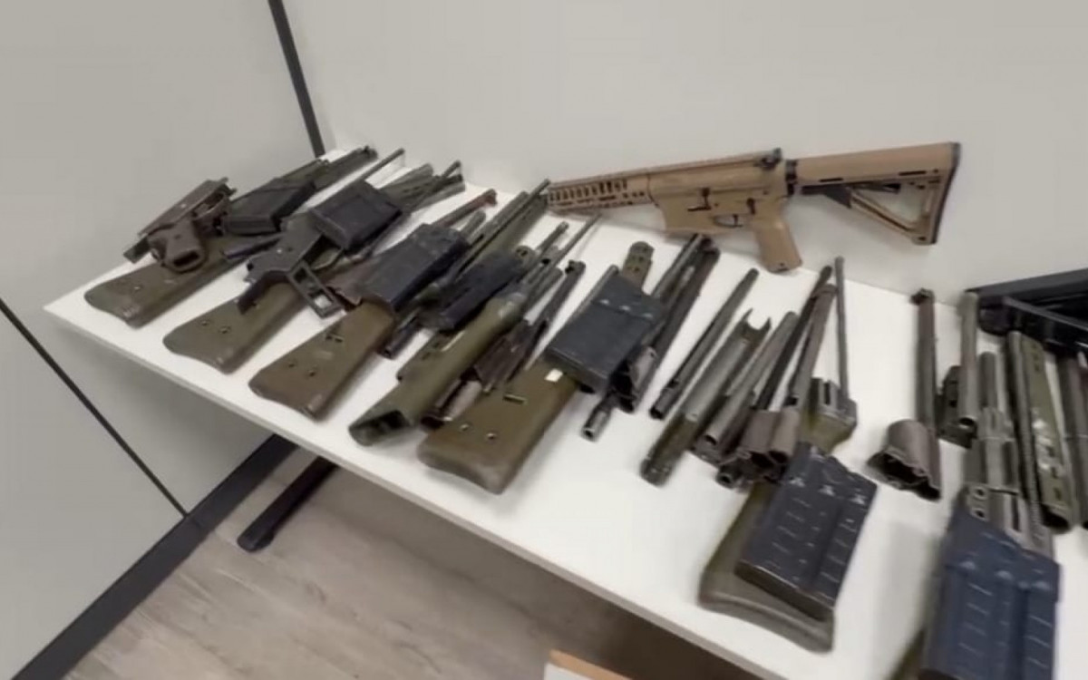 Os policiais encontraram 16 fuzis calibre 7,62, quatro pistolas e diversos carregadores escondidos - Reprodução/PF