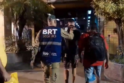 Homem é preso por quebrar vidro de porta do BRT com chutes