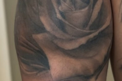 Cucurella cumpre promessa e tatua rosto de técnico da Espanha