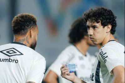 Neymar publica foto com jovem do Santos: 'Seu moleque do c...'
