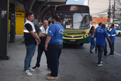 Procon Magé interdita quatro ônibus em Piabetá