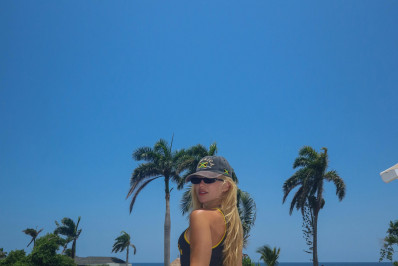 Virginia Fonseca exibe bumbum na nuca em cliques na Jamaica